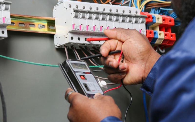 Electrician in Dubai - Manzoor Technical Services