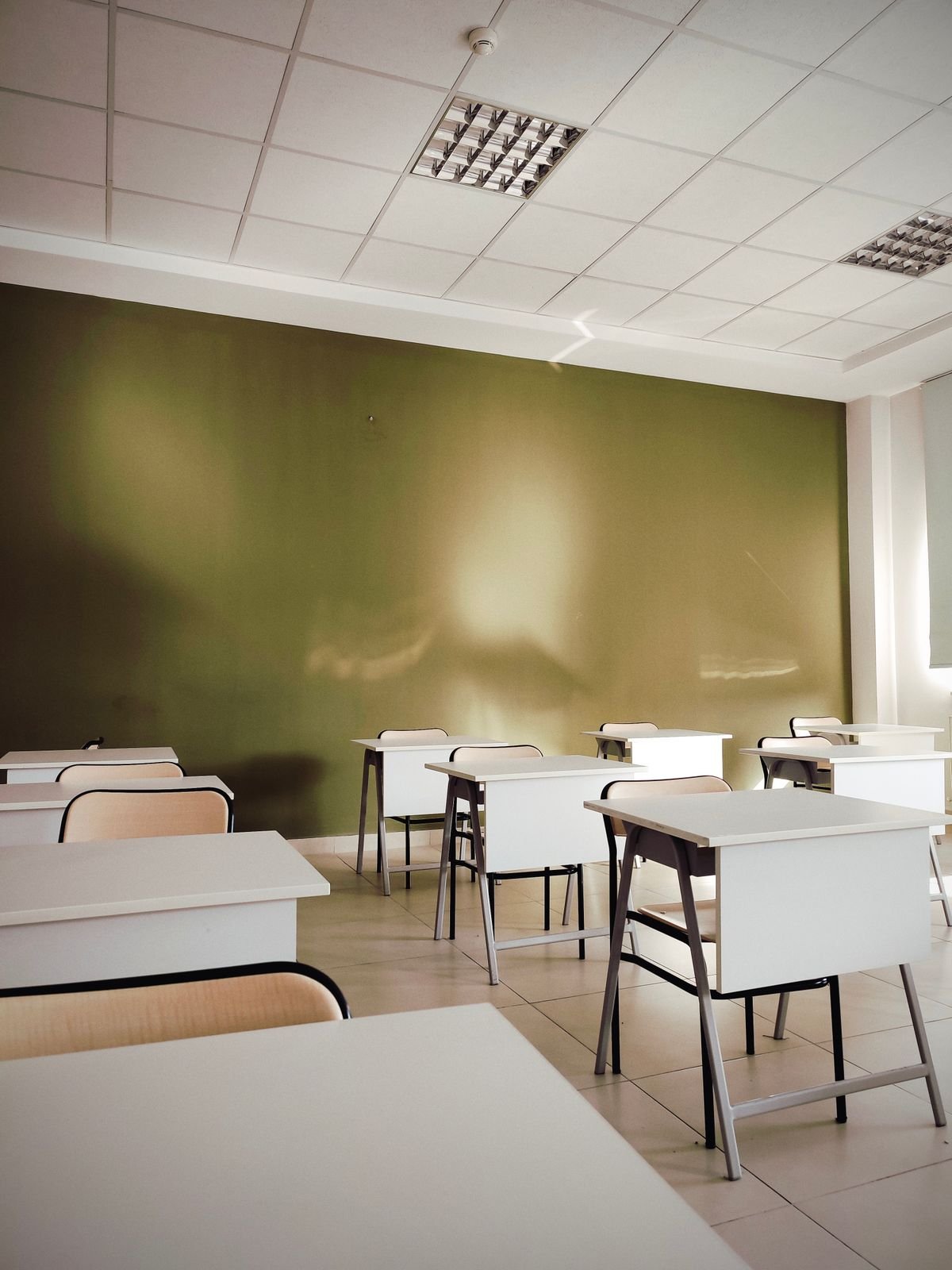 Classroom fitout Dubai modern desks