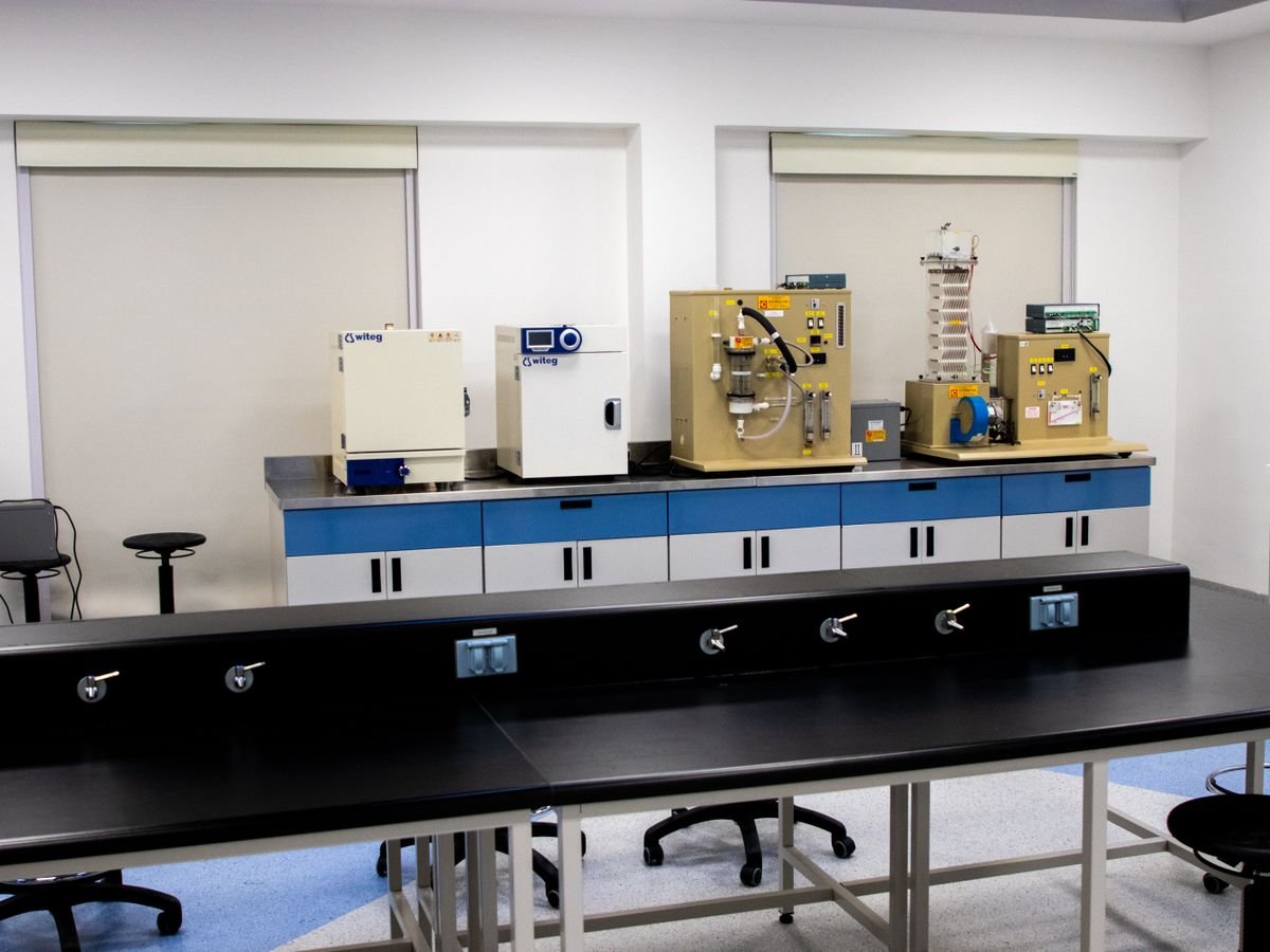 Laboratory tables benches fit-out Dubai