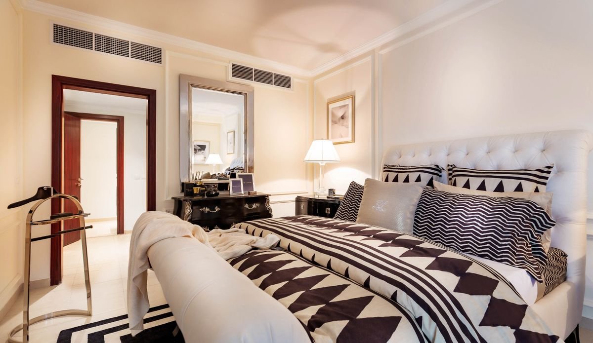 Villa luxury bedroom suite renovation Dubai