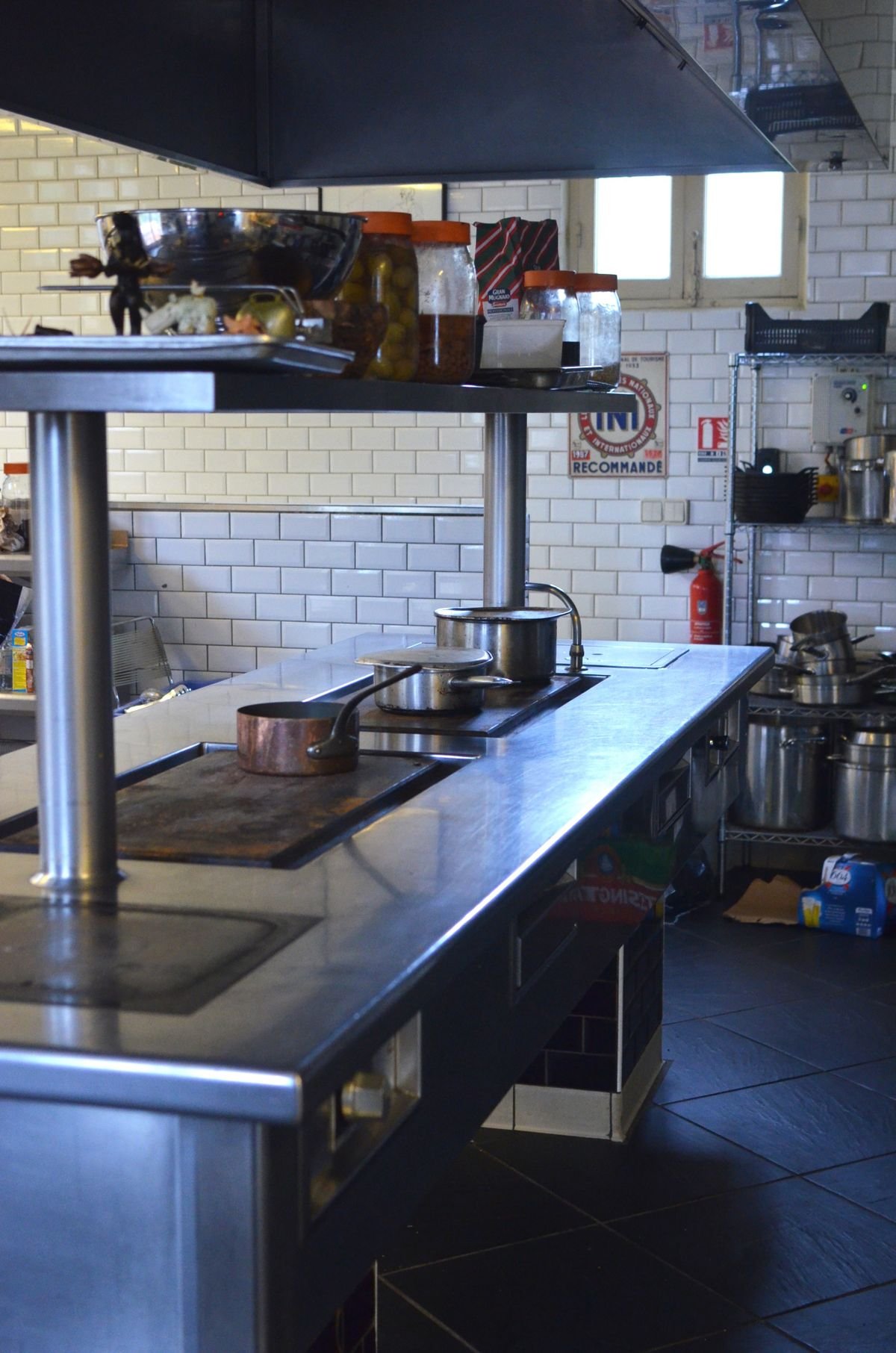 Commercial kitchen equipment for blast chilling