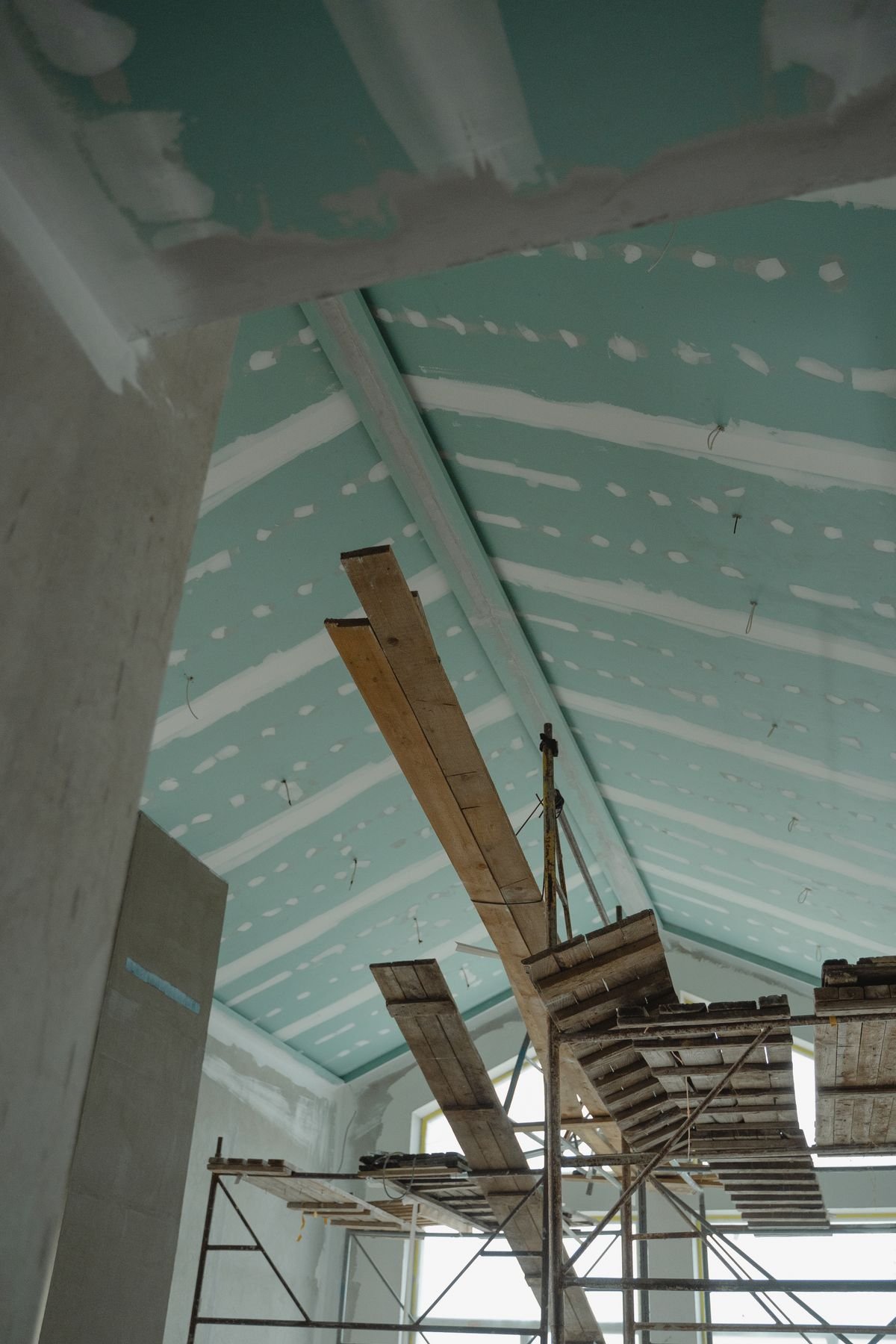 Interior construction space with suspended ceiling boards