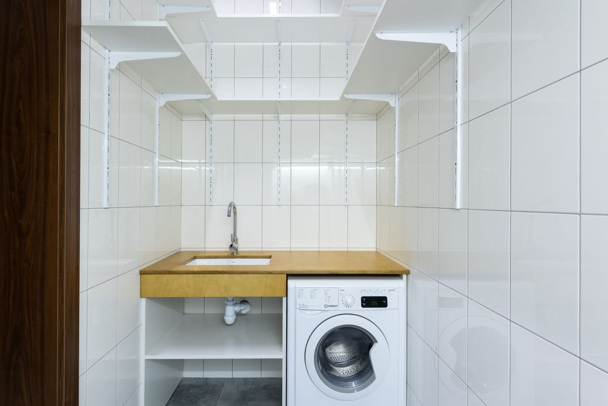 Laundry area with white tiled walls v2